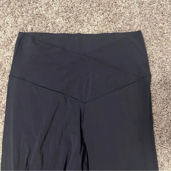 {offline by aerie} Real Me Cross-over High-Waisted Navy Legging- Medium Short - Picture 2 of 6